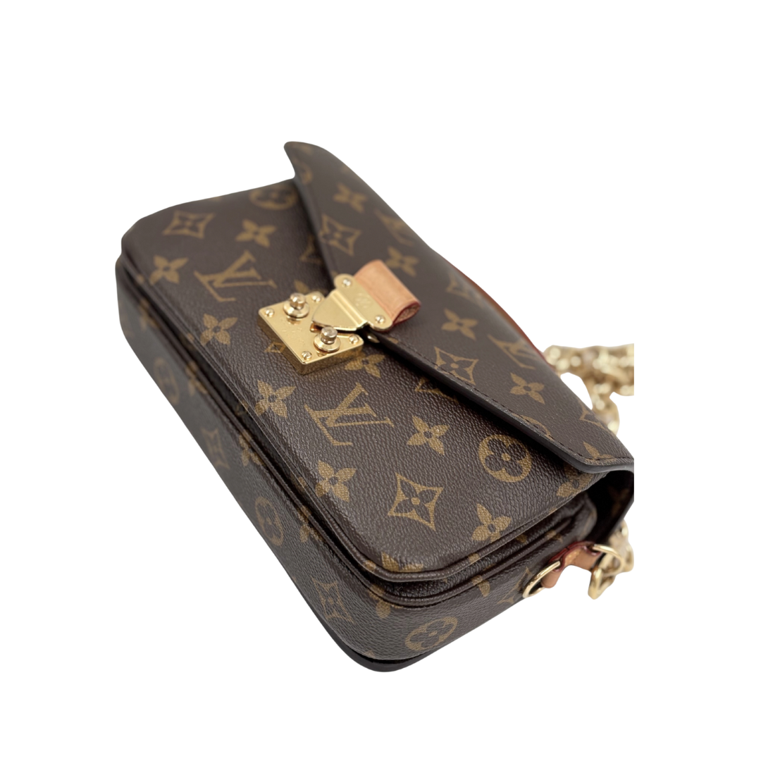 LOUIS VUITTON Pochette Metis East West in monogram canvas (microchipped)