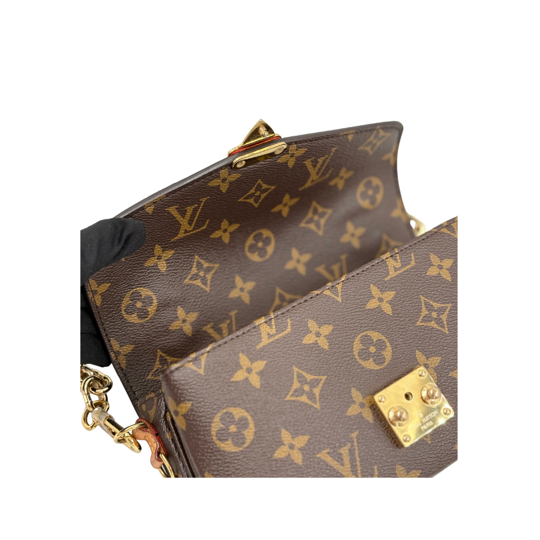 LOUIS VUITTON Pochette Metis East West in monogram canvas (microchipped)