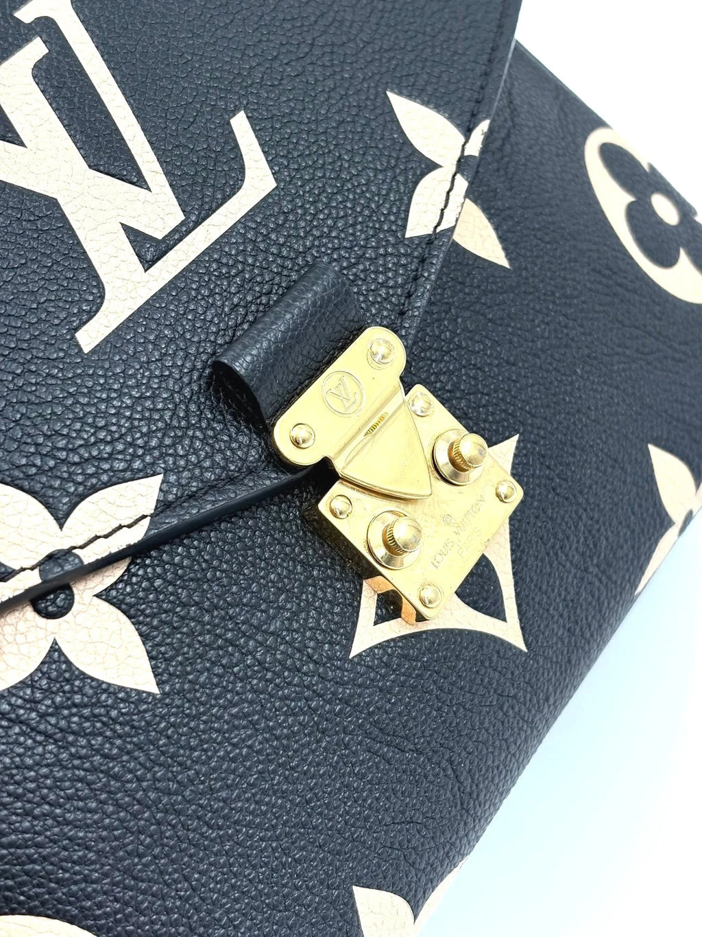 LOUIS VUITTON Pochette Metis bicolor monogram empreinte leather (microchipped)