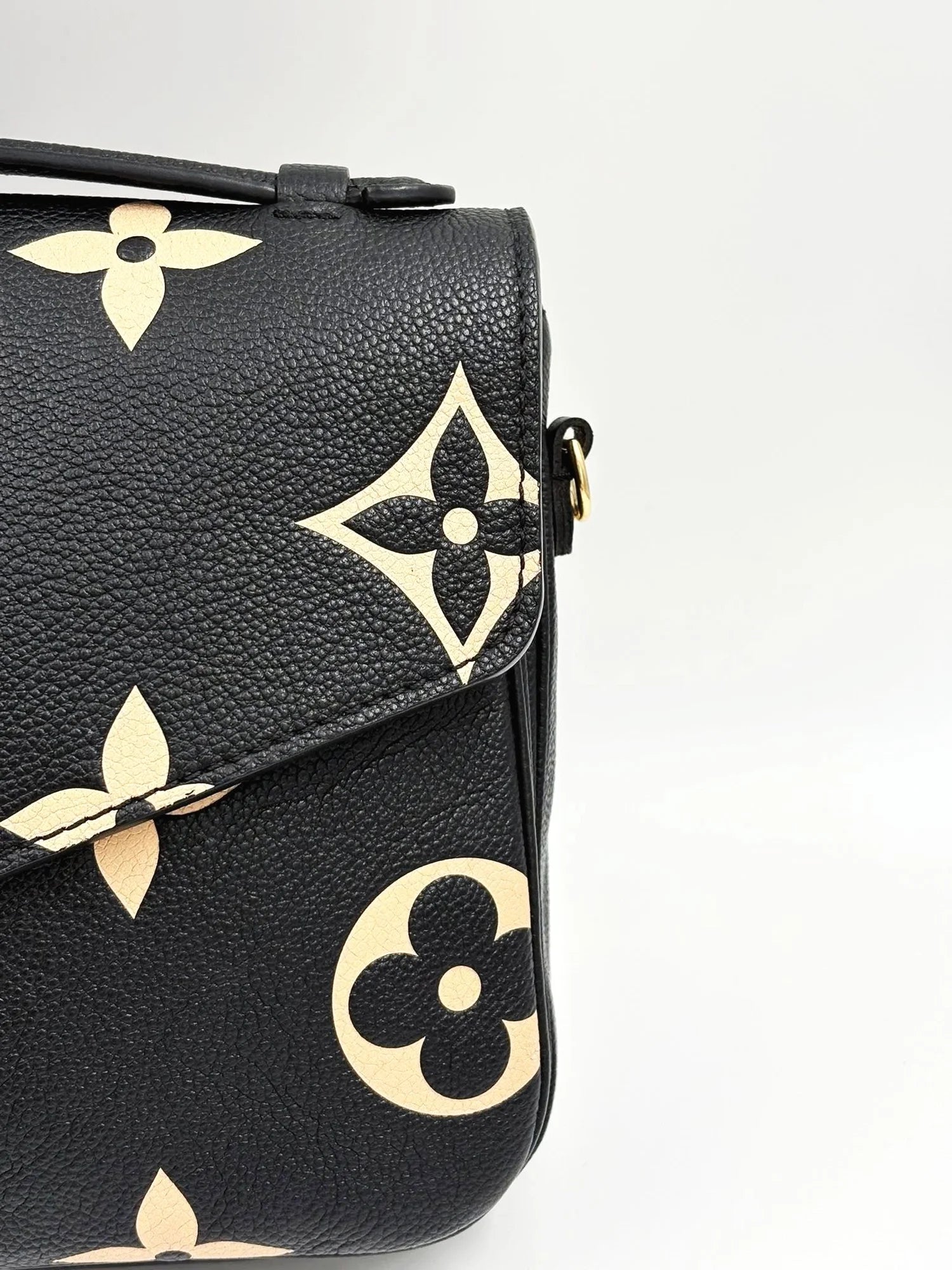 LOUIS VUITTON Pochette Metis bicolor monogram empreinte leather (microchipped)