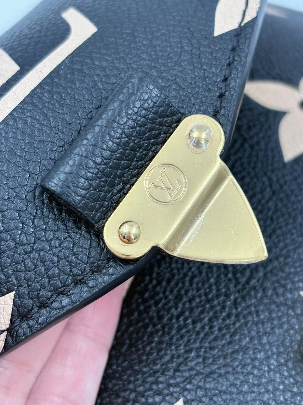 LOUIS VUITTON Pochette Metis bicolor monogram empreinte leather (microchipped)