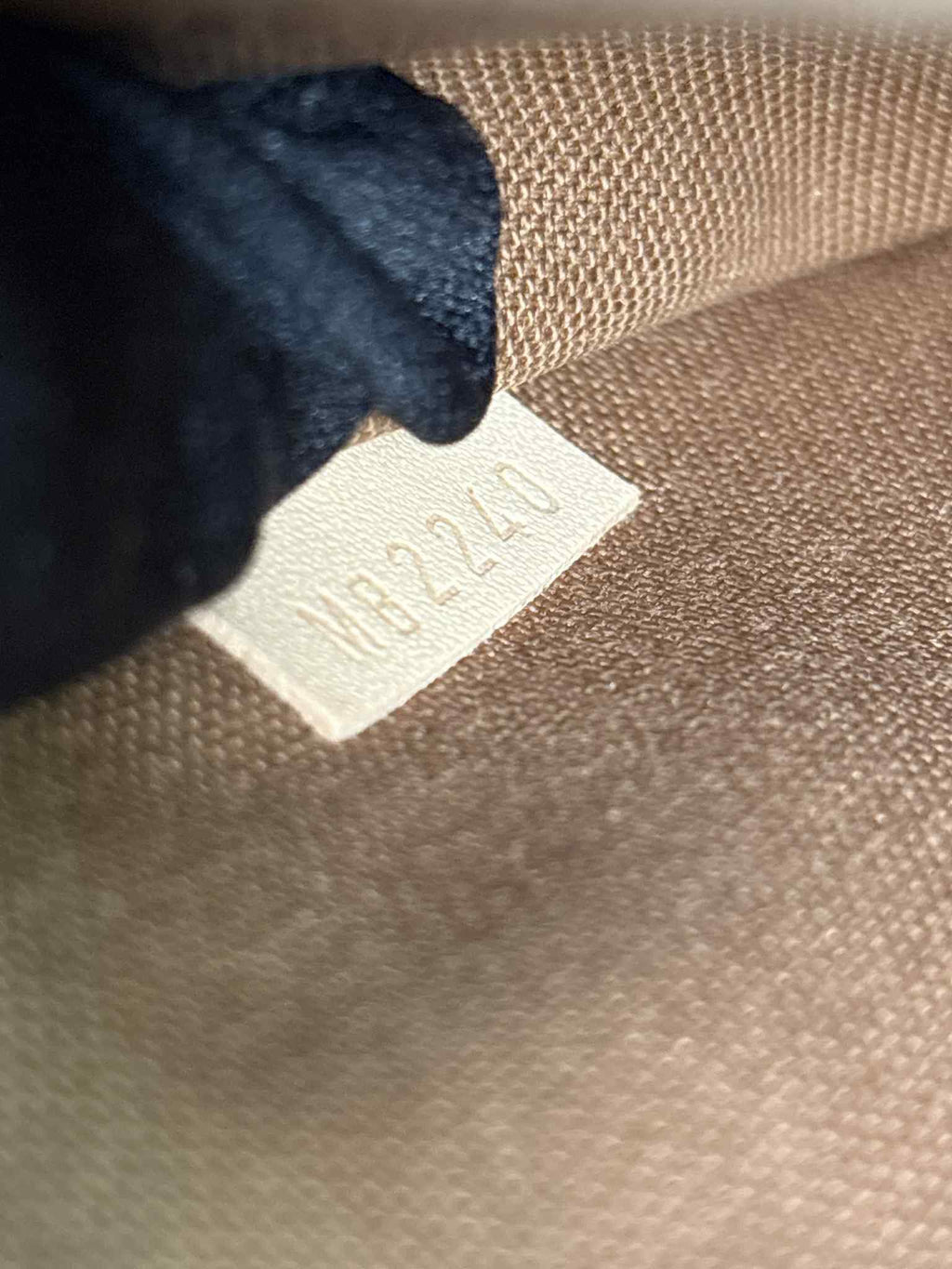 LOUIS VUITTON Multi Pochette Accessoires khaki strap