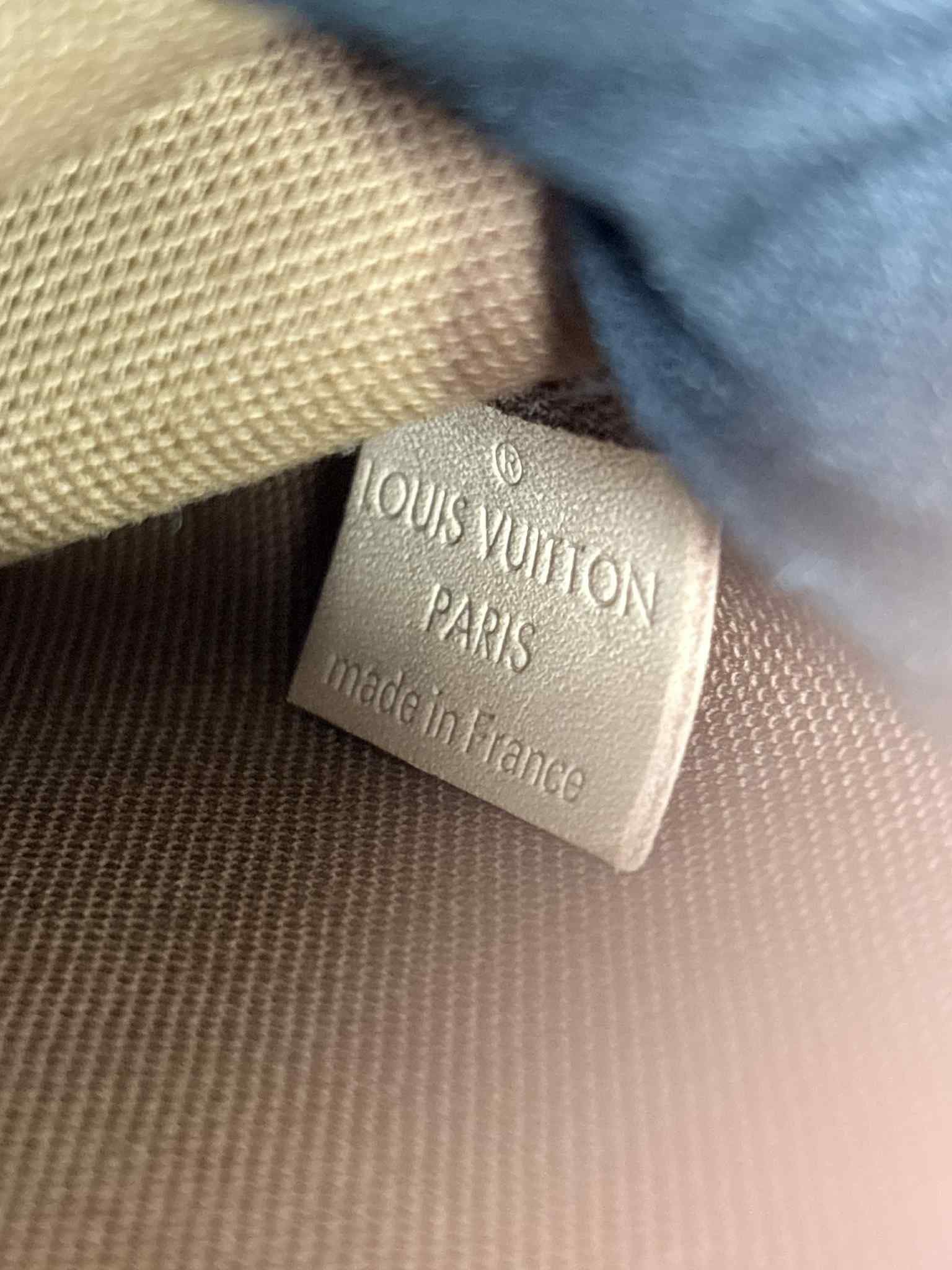 LOUIS VUITTON Multi Pochette Accessoires khaki strap