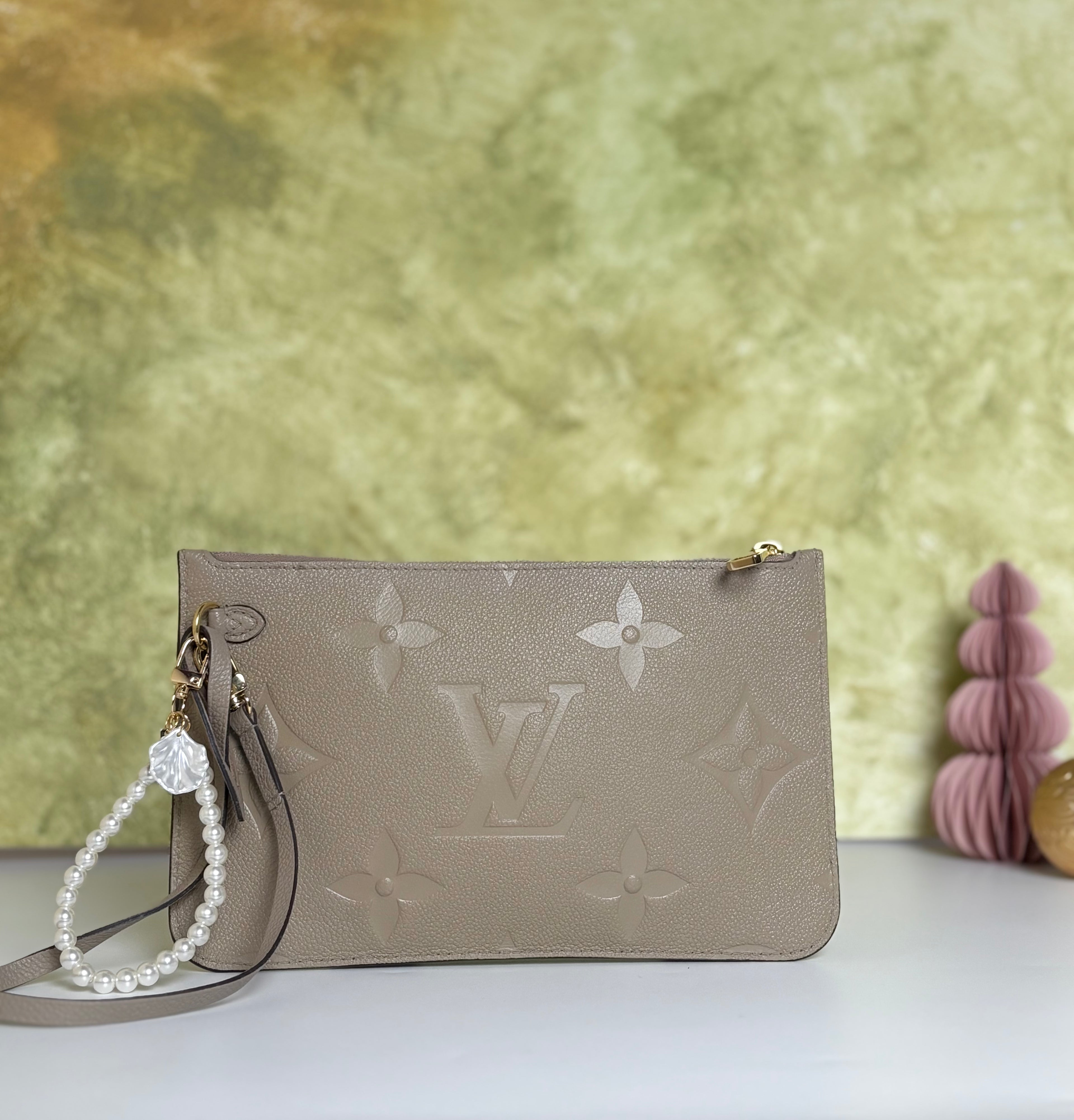 LOUIS VUITTON Neverfull pouch empreinte dove color (Microchipped)