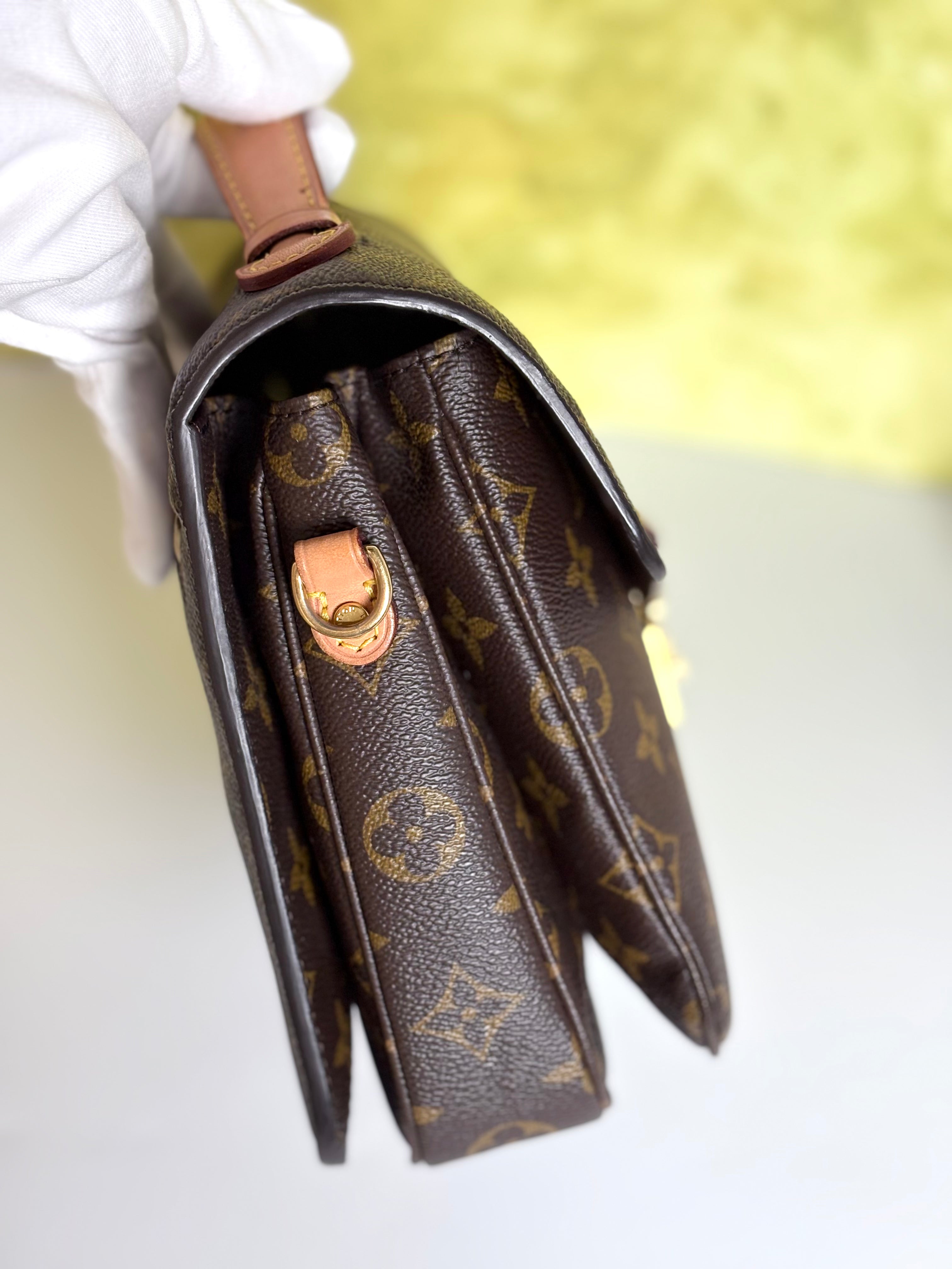 LOUIS VUITTON Metis pochette in monogram canvas