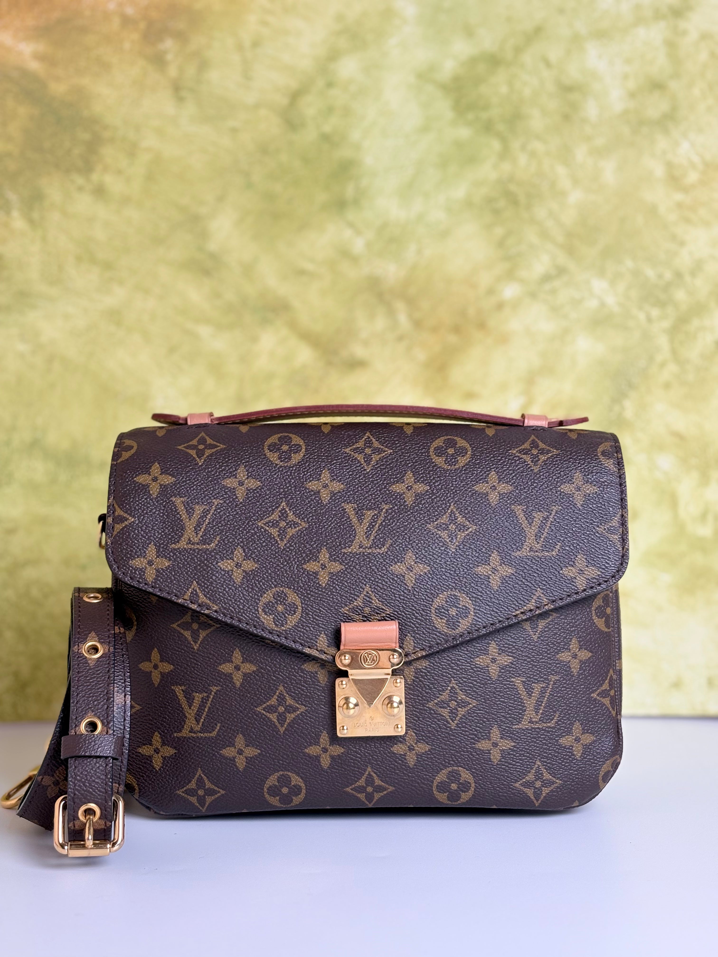 LOUIS VUITTON Metis pochette in monogram canvas