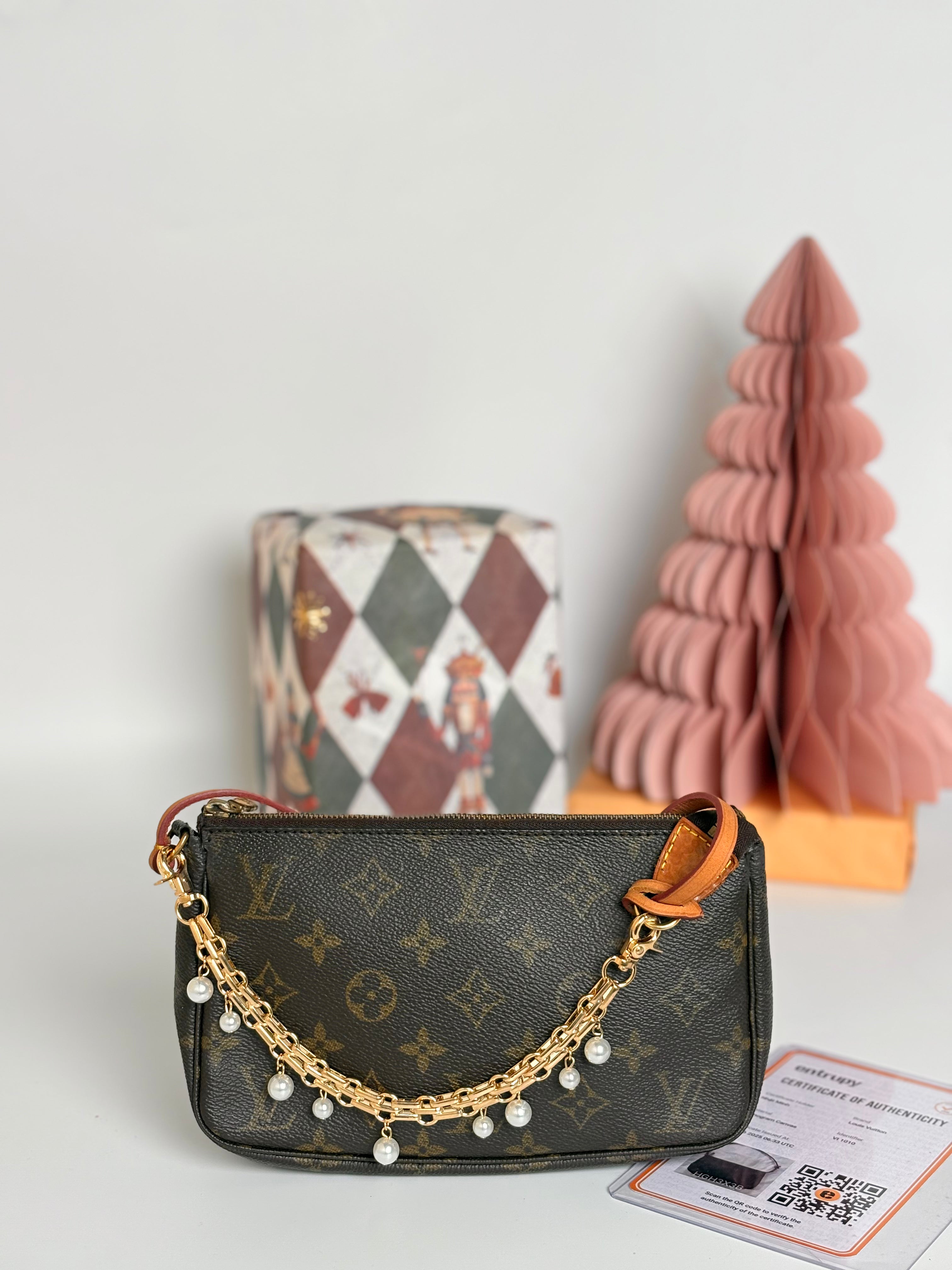 LOUIS VUITTON Monogram Pochette Accessoires