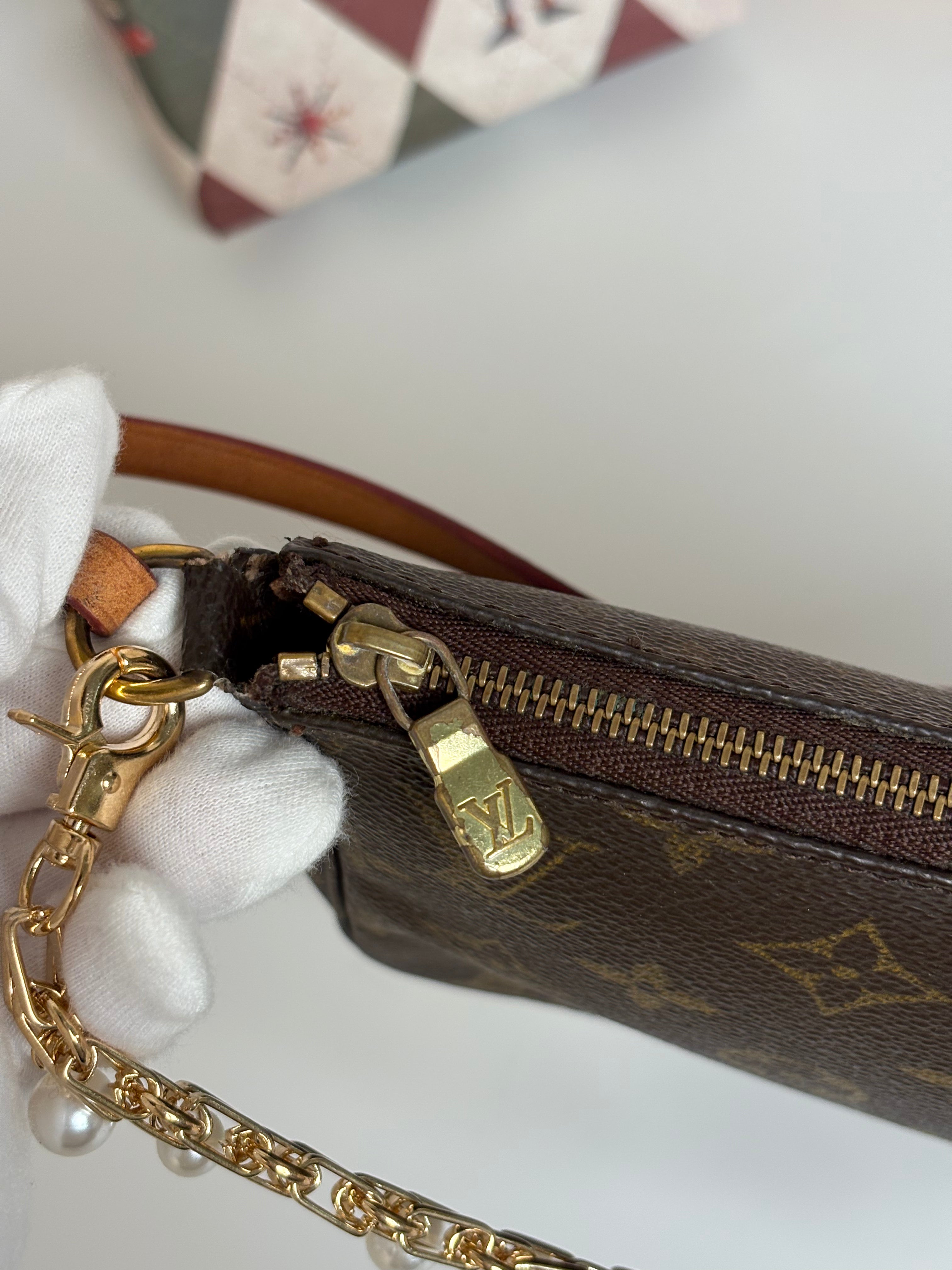 LOUIS VUITTON Monogram Pochette Accessoires