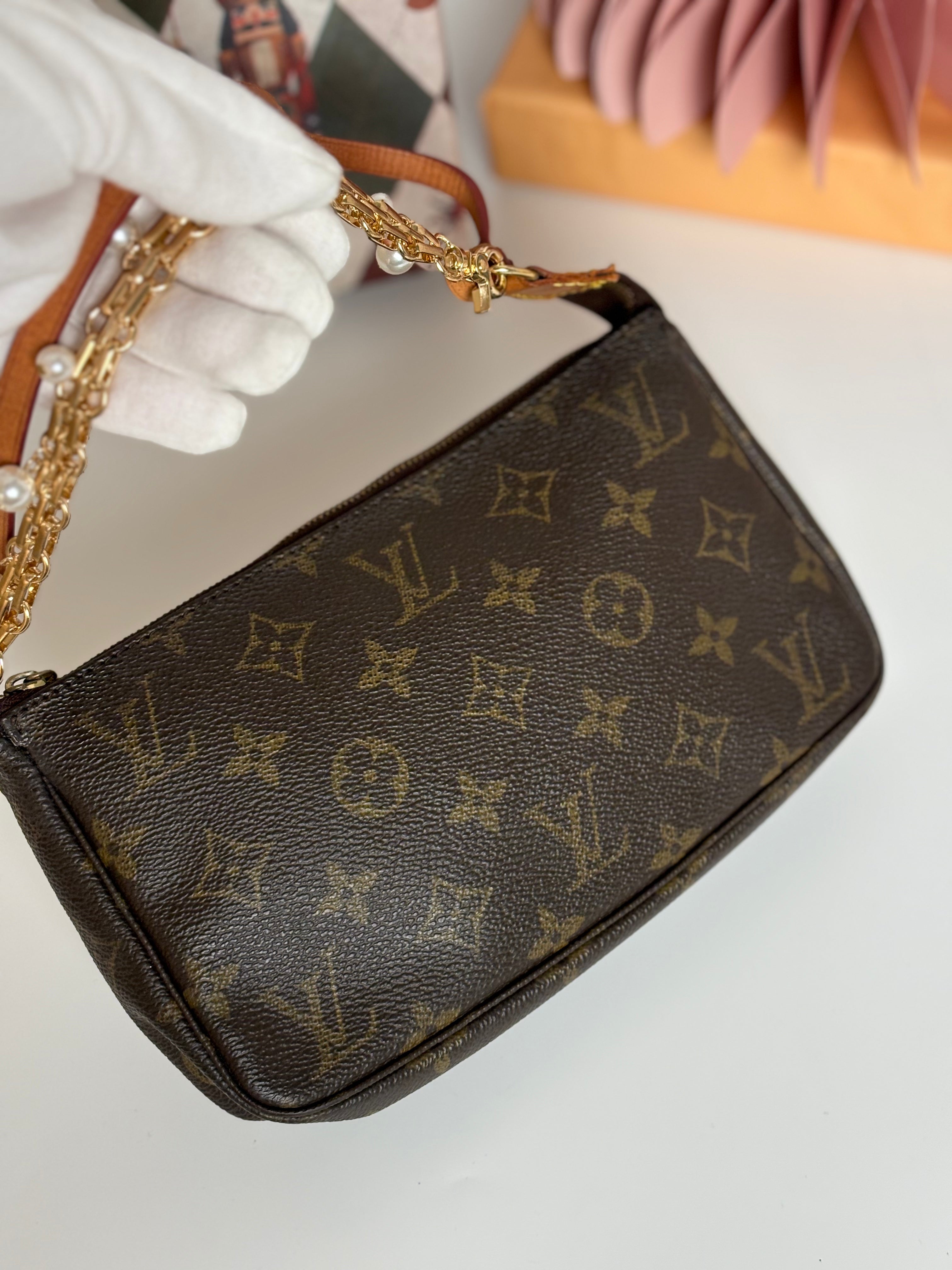 LOUIS VUITTON Monogram Pochette Accessoires