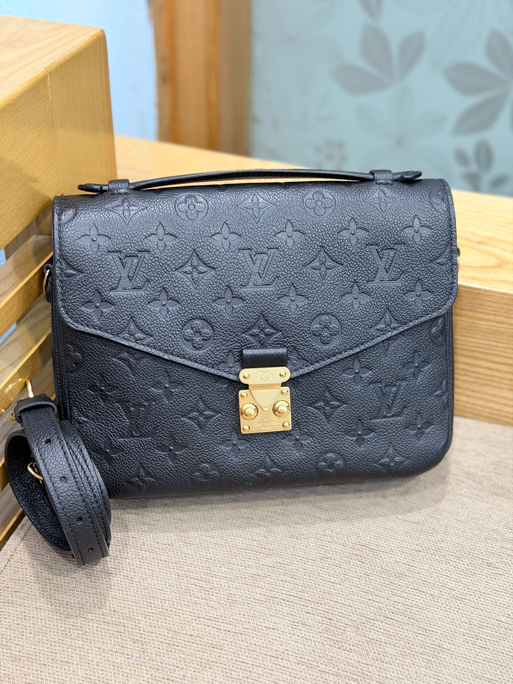 LOUIS VUITTON Pochette Metis black Empreinte Leather
