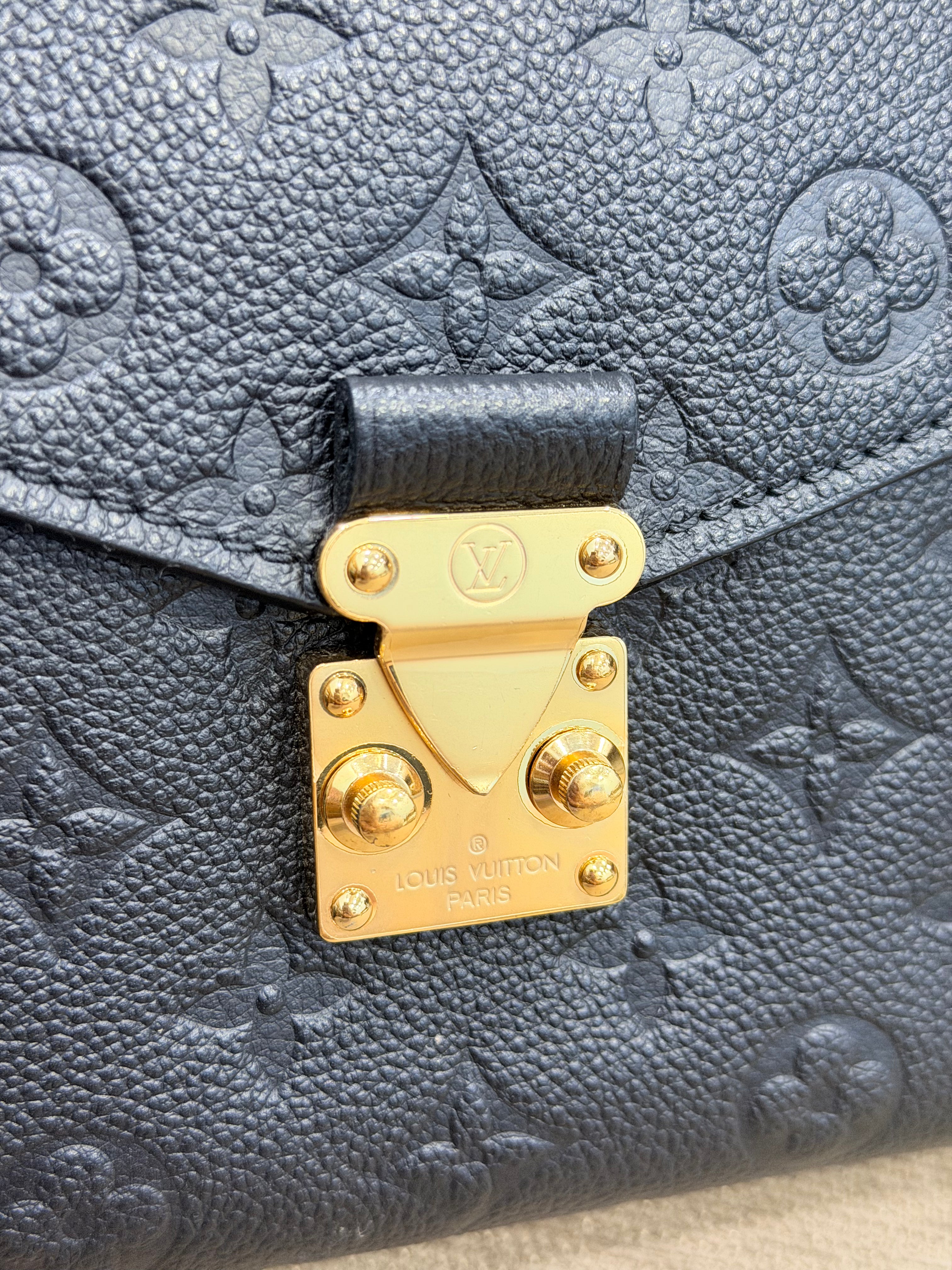 LOUIS VUITTON Pochette Metis black Empreinte Leather