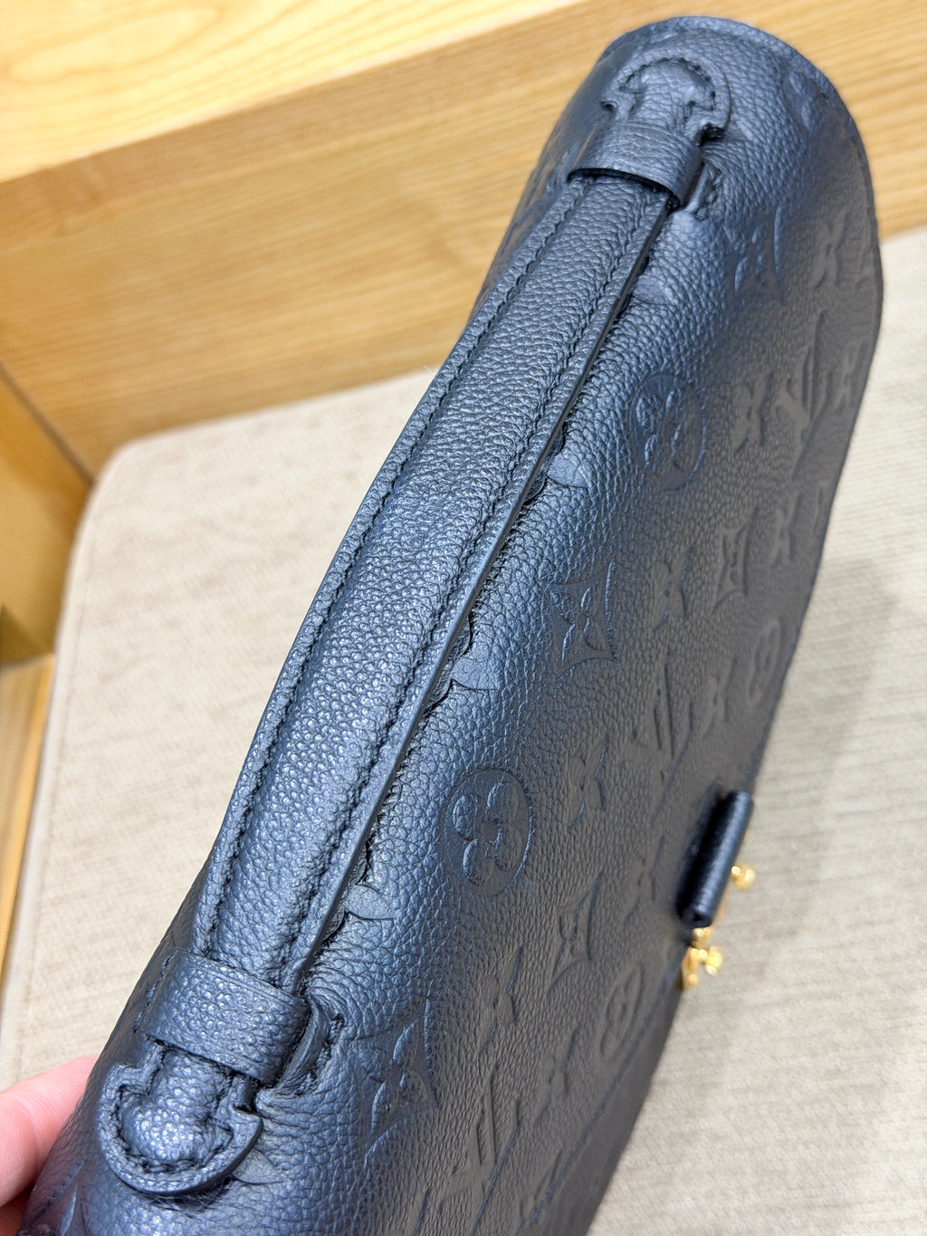 LOUIS VUITTON Pochette Metis black Empreinte Leather