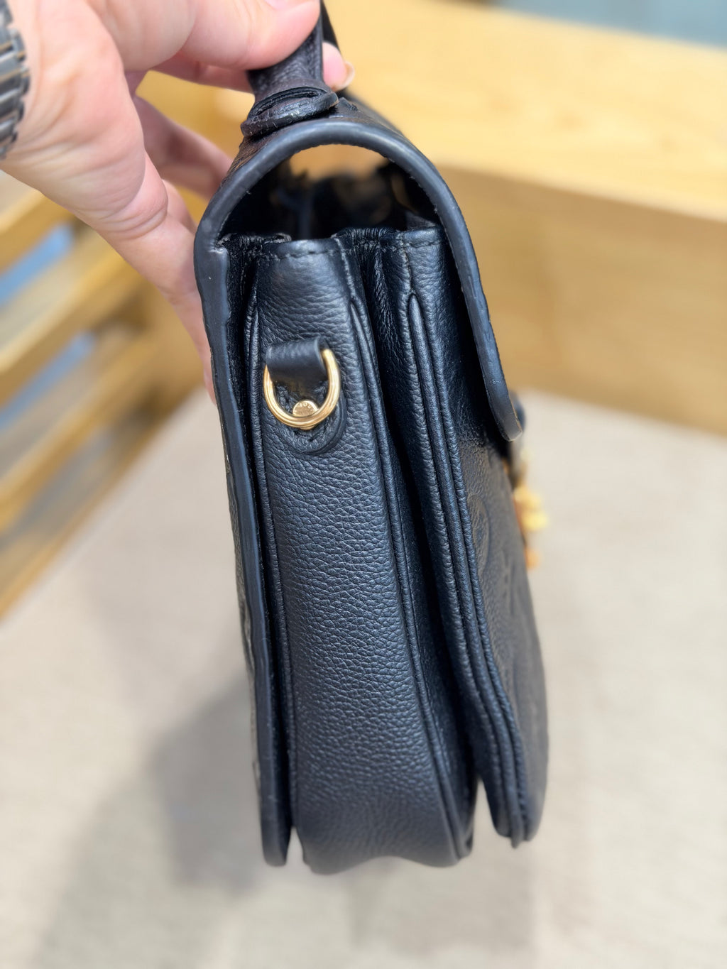 LOUIS VUITTON Pochette Metis black Empreinte Leather