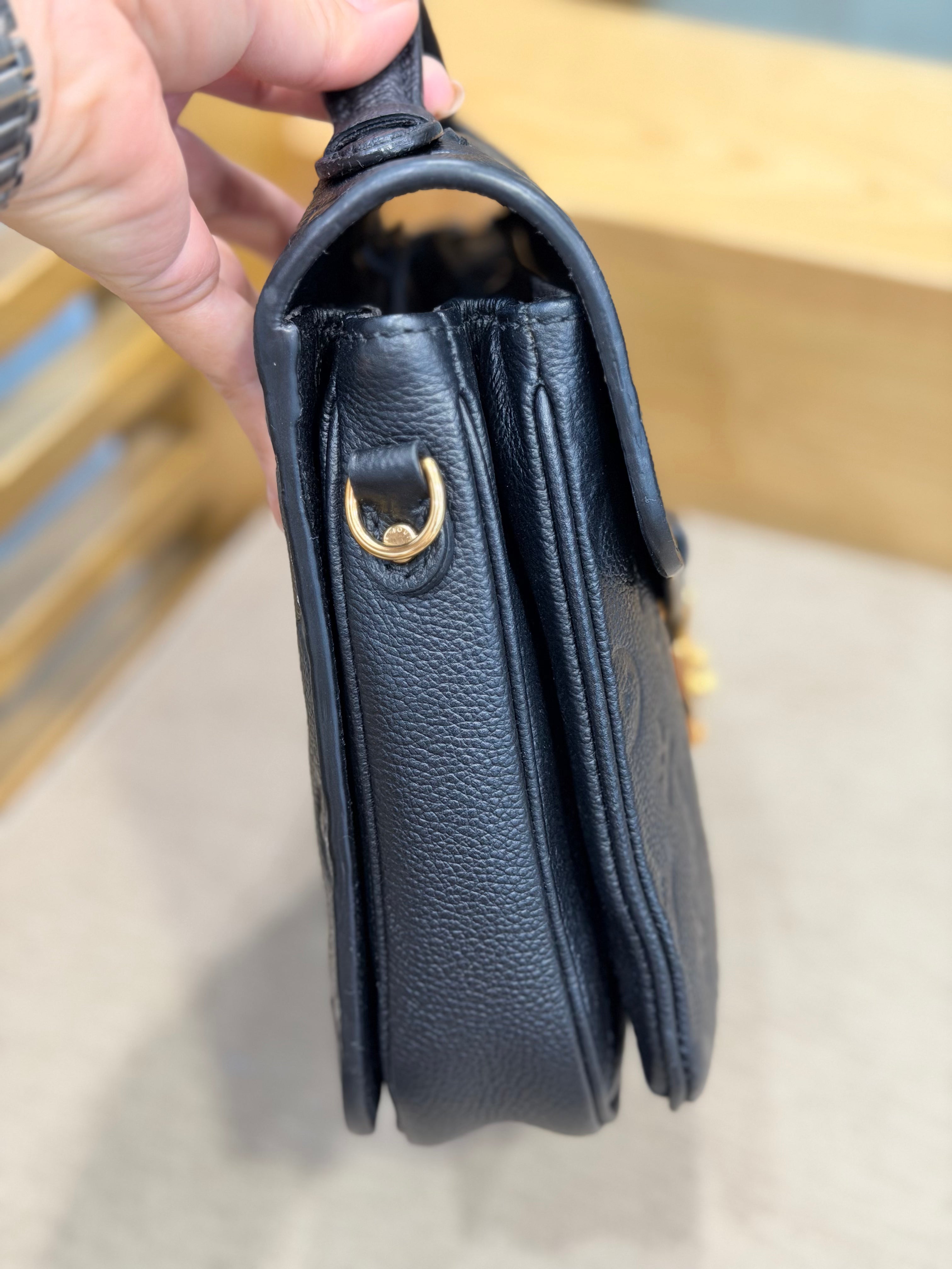 LOUIS VUITTON Pochette Metis black Empreinte Leather