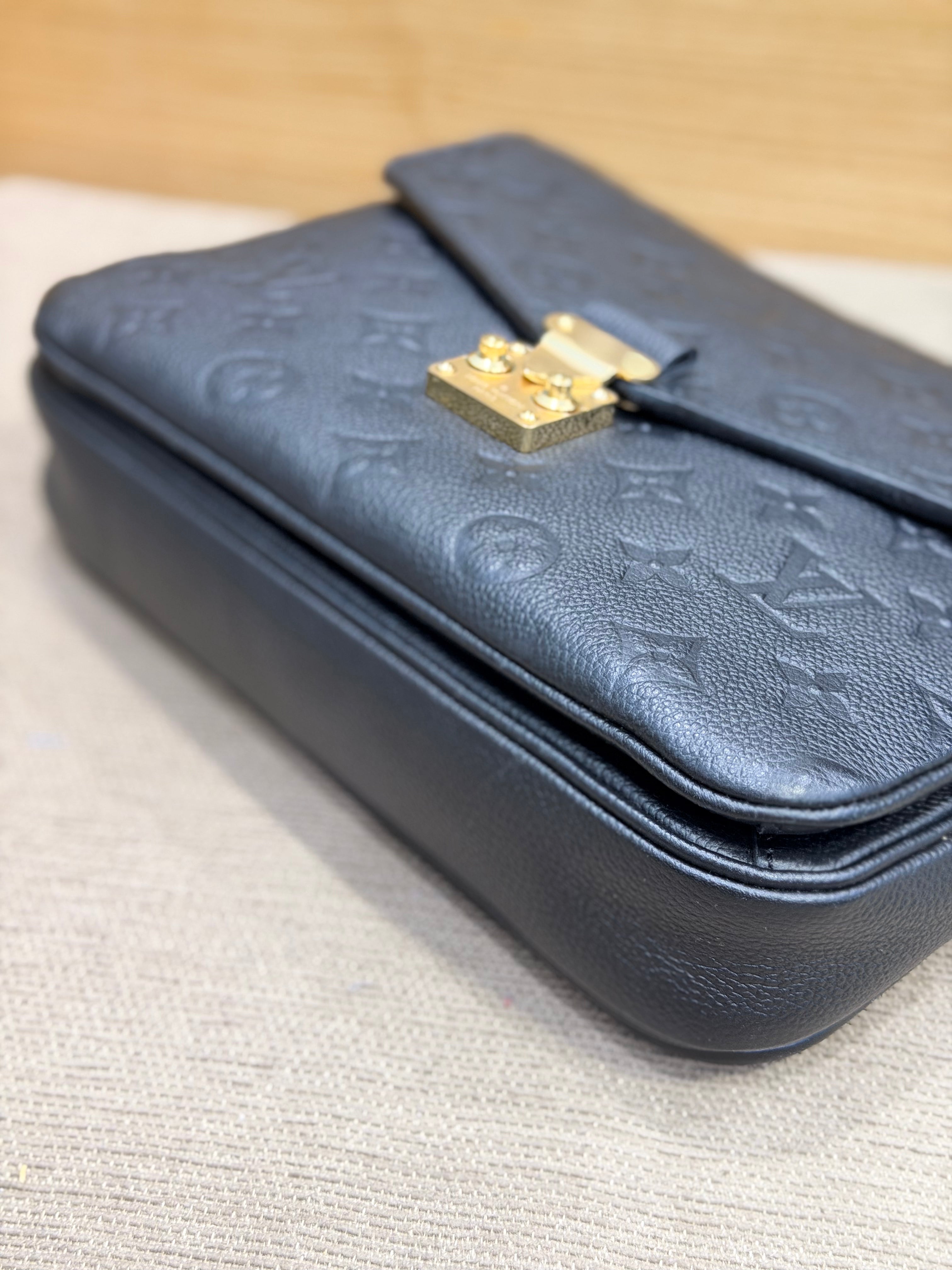 LOUIS VUITTON Pochette Metis black Empreinte Leather