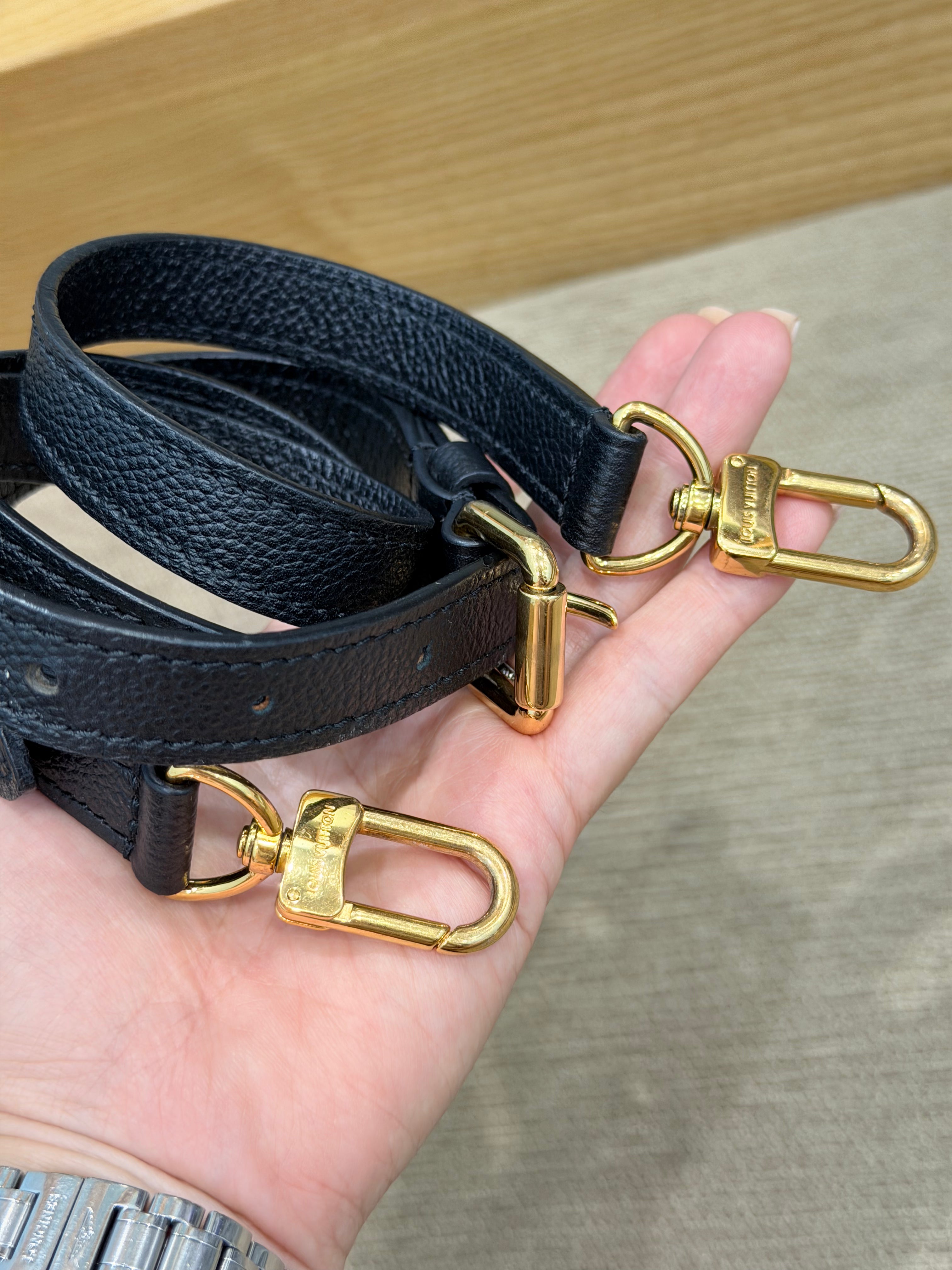 LOUIS VUITTON Pochette Metis black Empreinte Leather