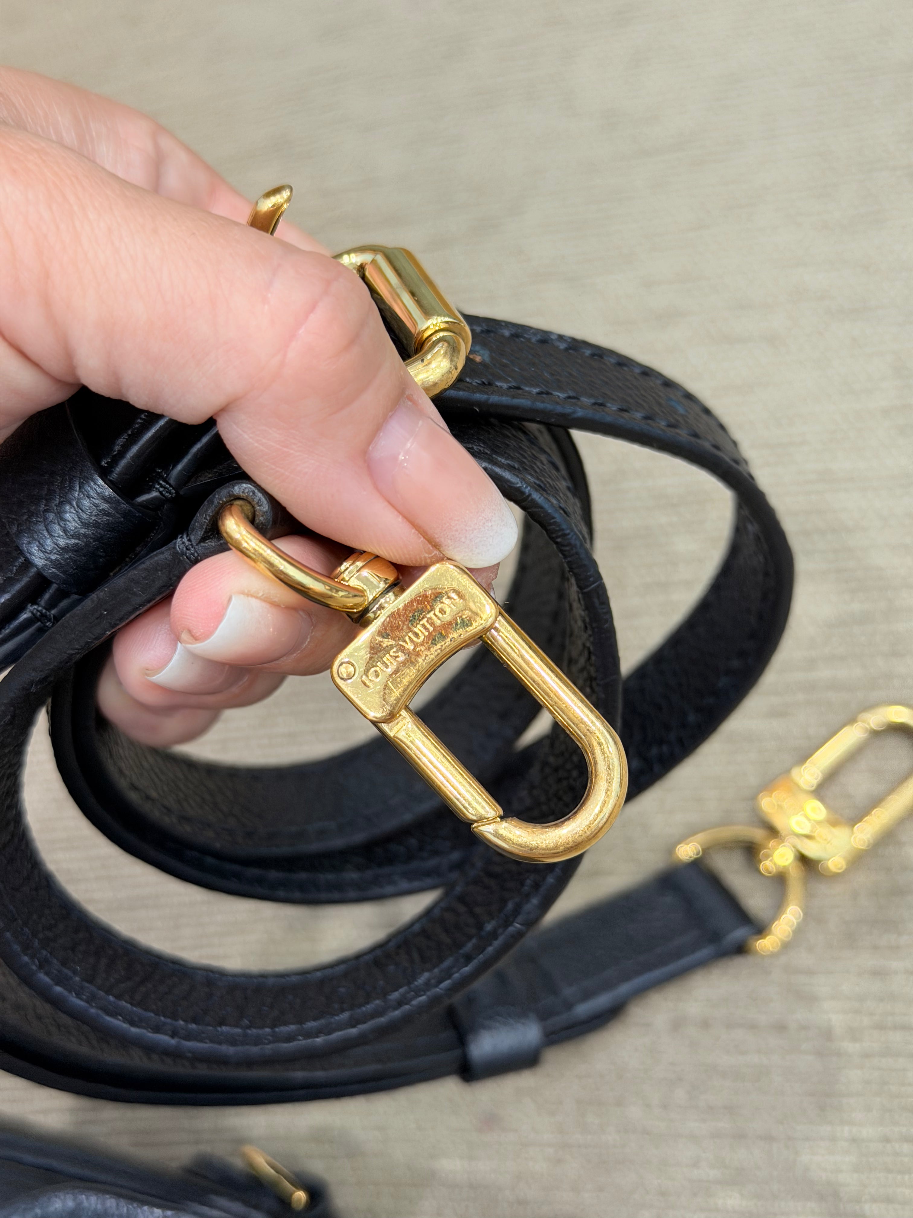 LOUIS VUITTON Pochette Metis black Empreinte Leather