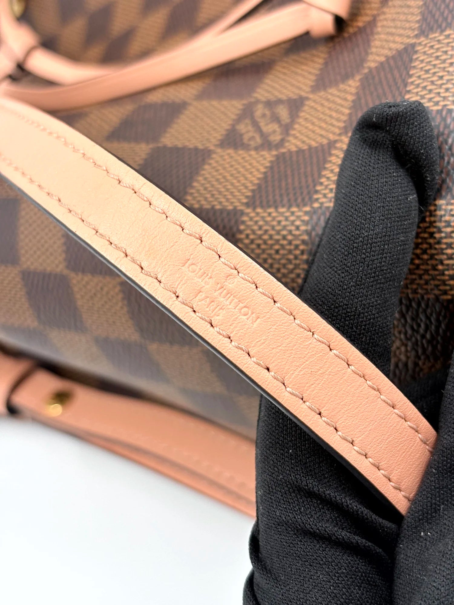 LOUIS VUITTON Damier Ebene Neonoe MM Venus Pink (microchipped)