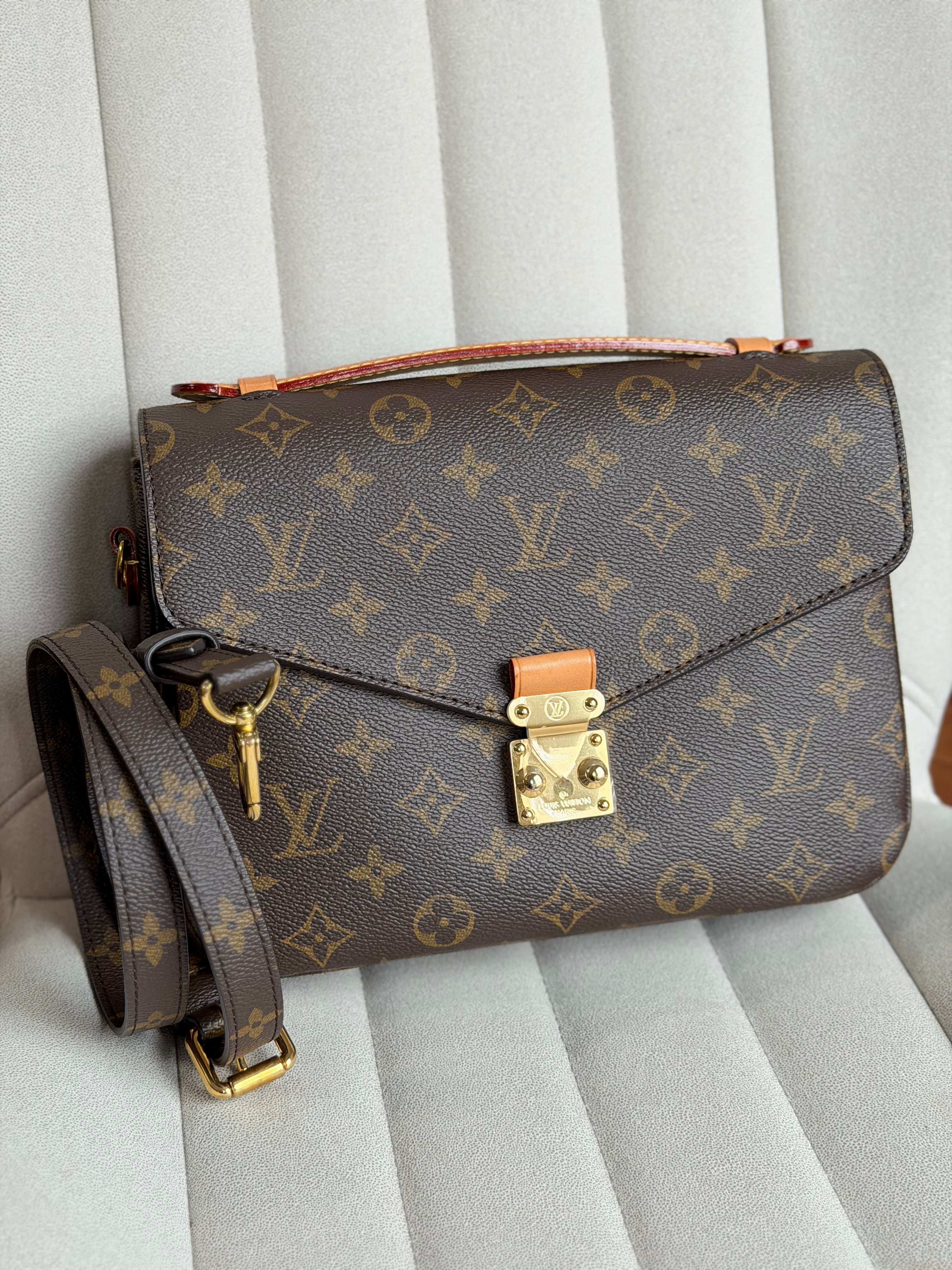 LOUIS VUITTON Pochette Métis Monogram