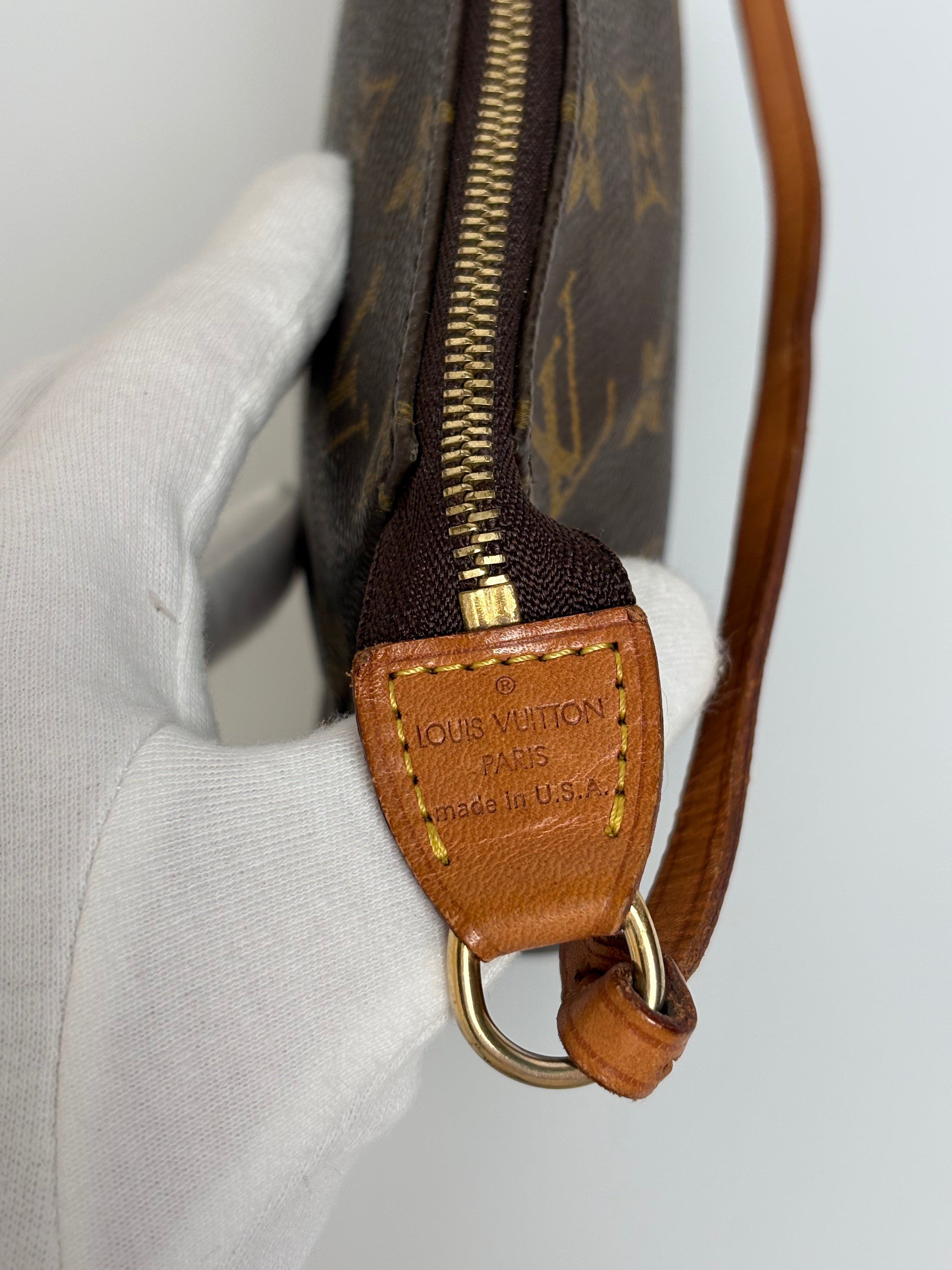 LOUIS VUITTON Monogram Pochette Accessoires