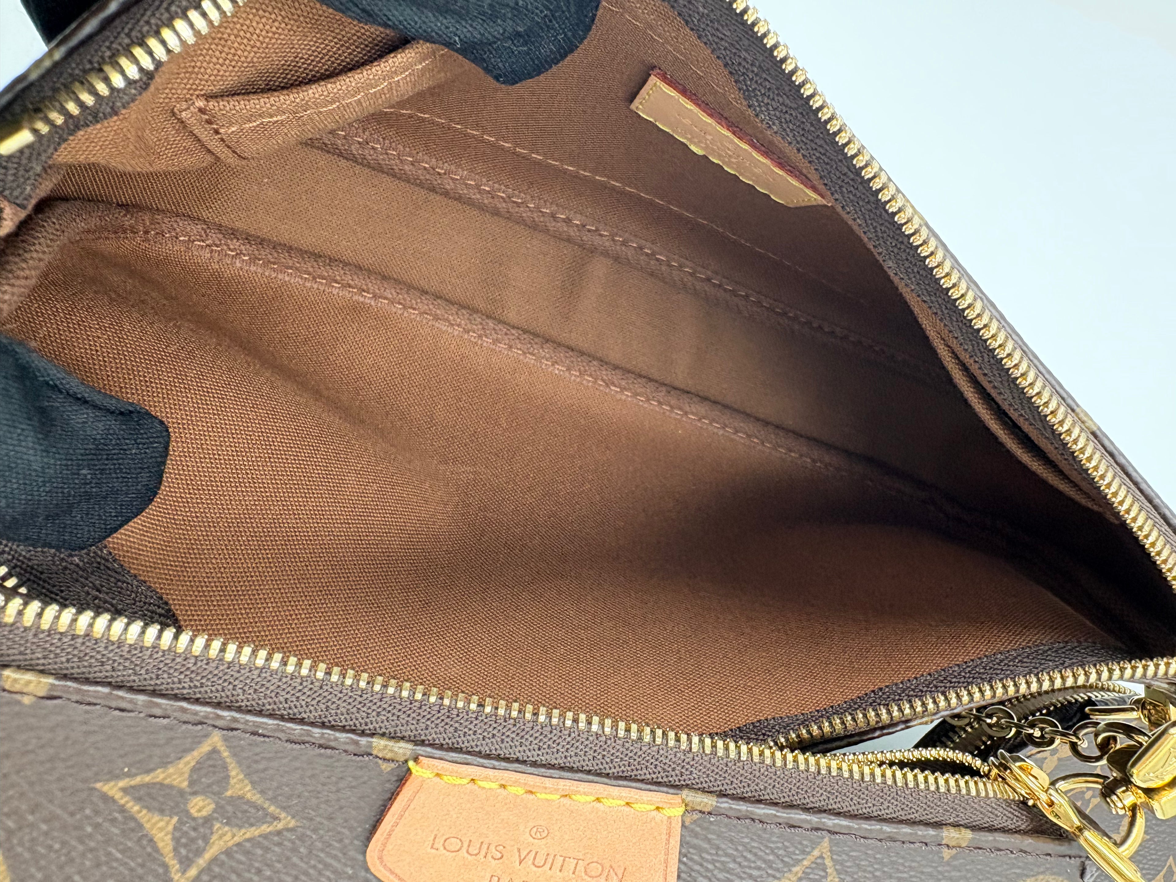 LOUIS VUITTON Multi Pochette Accessoires khaki strap