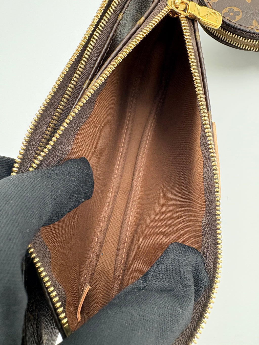 LOUIS VUITTON Multi Pochette Accessoires khaki strap