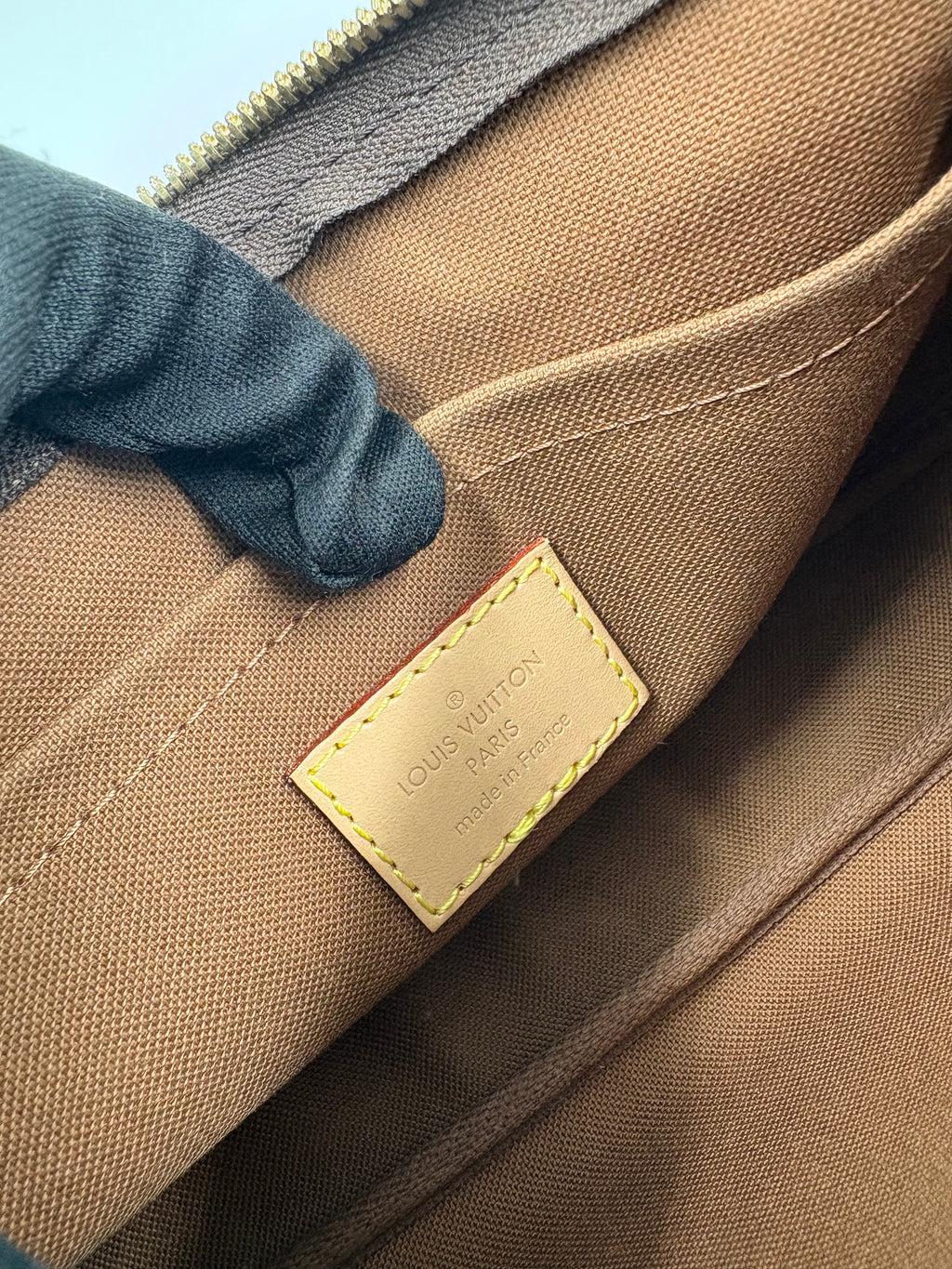 LOUIS VUITTON Multi Pochette Accessoires khaki strap