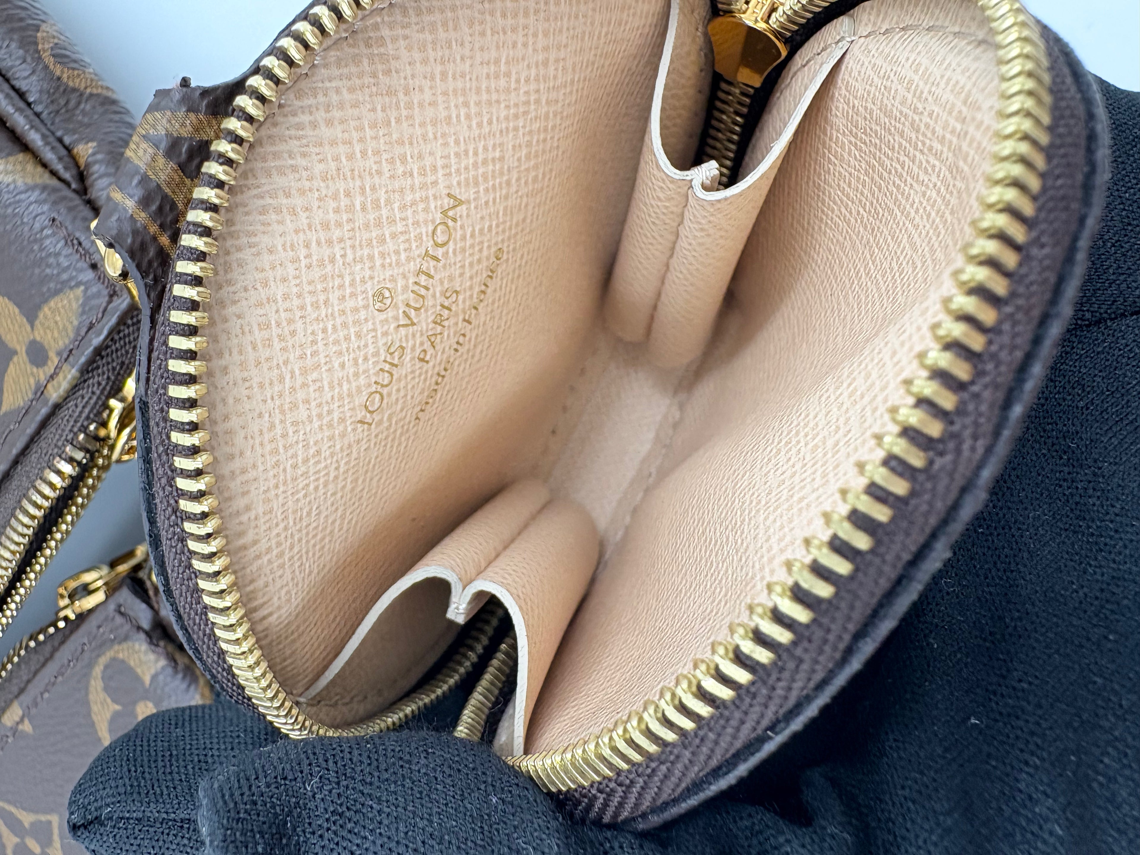 LOUIS VUITTON Multi Pochette Accessoires khaki strap